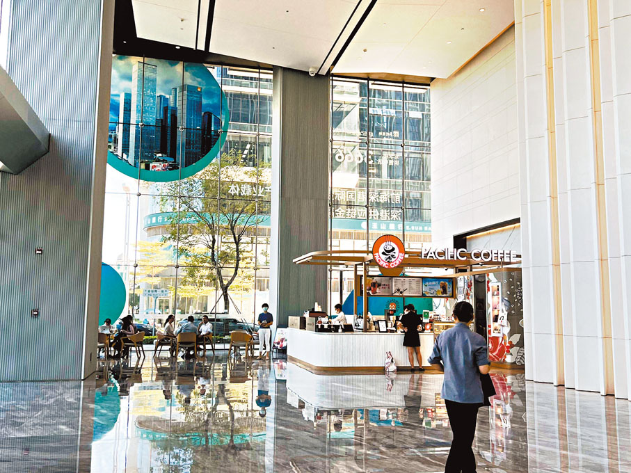 ◆炎炎夏日,集中供冷为写字楼、商场提供稳定的冷气供应。 香港文汇报记者李望贤摄